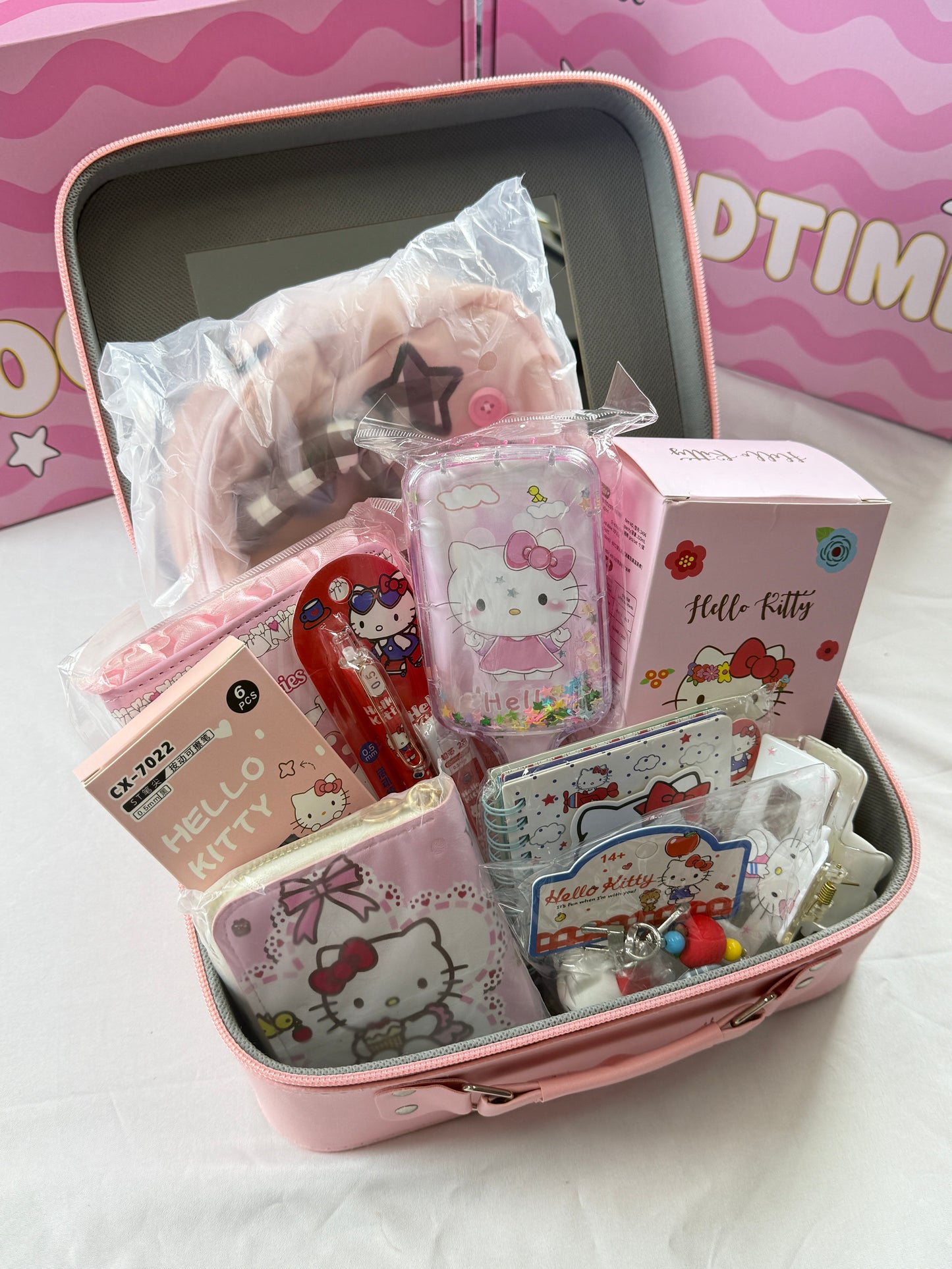 Kitty Gift Box | 1 suitcase + 15 random items